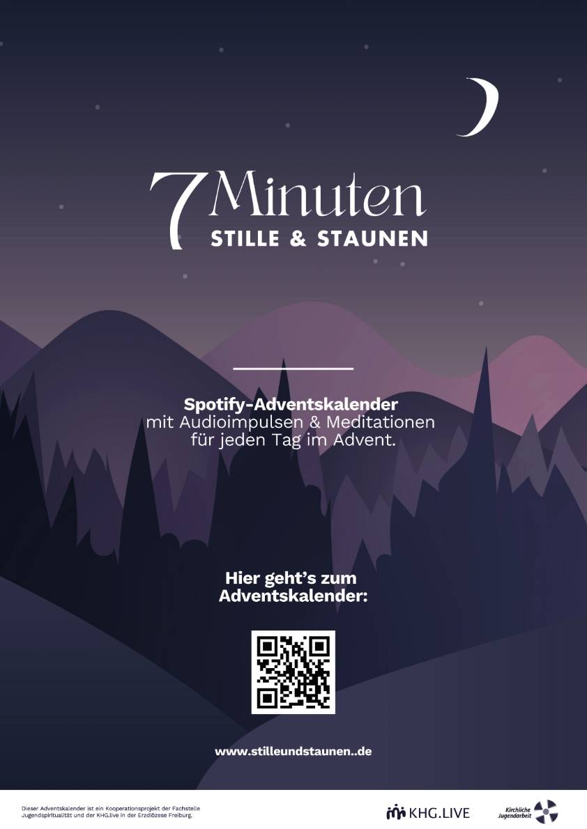 Nachthimmel mit Bergsilhouetten, einem Halbmond und Text zu einem Spotify-Adventskalender mit QR-Code